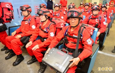 中華救援總隊昨日也派出15名隊員加入尼泊爾4合1救援總隊,抵達後加入人道關懷及救援行動。(記者姚介修攝)