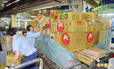 尼泊爾四合一救援總隊昨日下午出發前往尼泊爾，準備497件、超過5噸的救援物品。（記者姚介修攝）